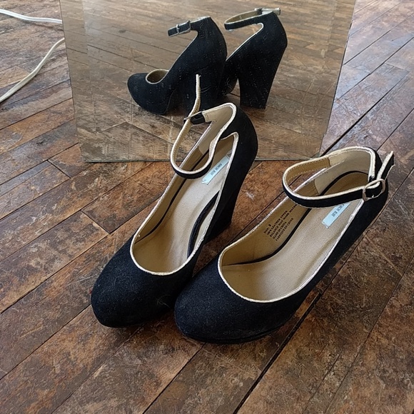 Kimchi Blue Shoes - Kimchi blue, black, suede wedge heels